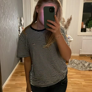 T-shirt  - Jättefin tröja från Tommy Hilfiger. Storlek M. Säljer för 100kr.🥰