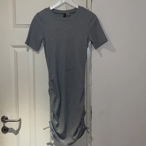 H&M Klänning - Klänning i grå färg, storlek S Frakt betalas själv