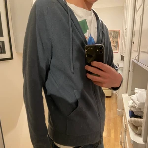 Kashmirhoodie Massimo Dutti - Skön hoodie perfekt till hösten från Massimo Dutti. Använt väldigt lite.