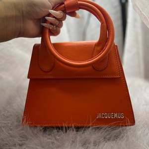 Jacquemus orange handväska, axelband ingår.  Aldrig använd, KOPIA. 
