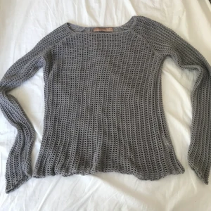 nättröja  - nätstickad grå tröja😵‍💫