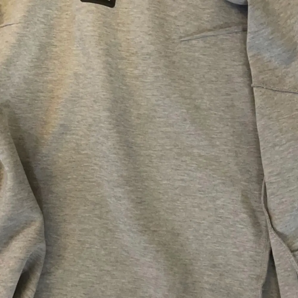 Detta är en grå Nike tech fleece kofta, size S. Bra kvalite och i bra skick. Köptes för 1 år sedan från JD sports.. Tröjor & Koftor.