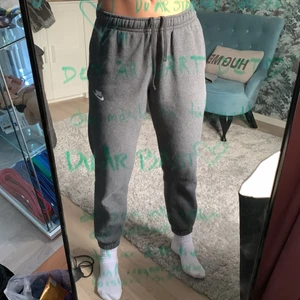 Nike Sweatpants  - mjukisbyxor från nike köpta på stadium, nypris 549kr, normal passform :) väldigt sparsamt använda pga för korta för mig, frakt tillkommer :)