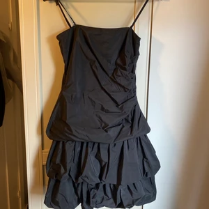 Festklänning  - Jättefin och trendig klänning från Vera Mont💗Köparen står för frakt