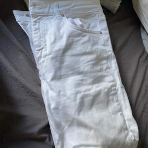 Vita jeans som jag har valt att vika ner som på bild 2 eftersom det är en stor storlek för mig🤍