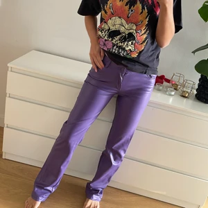 Skinnbyxor zara - Lågmidjade skinnbyxor från zara i lila. Helt oanvända pga snäppet för små. Storlek 34. Kan fraktas men också mötas upp i Stockholm. 
