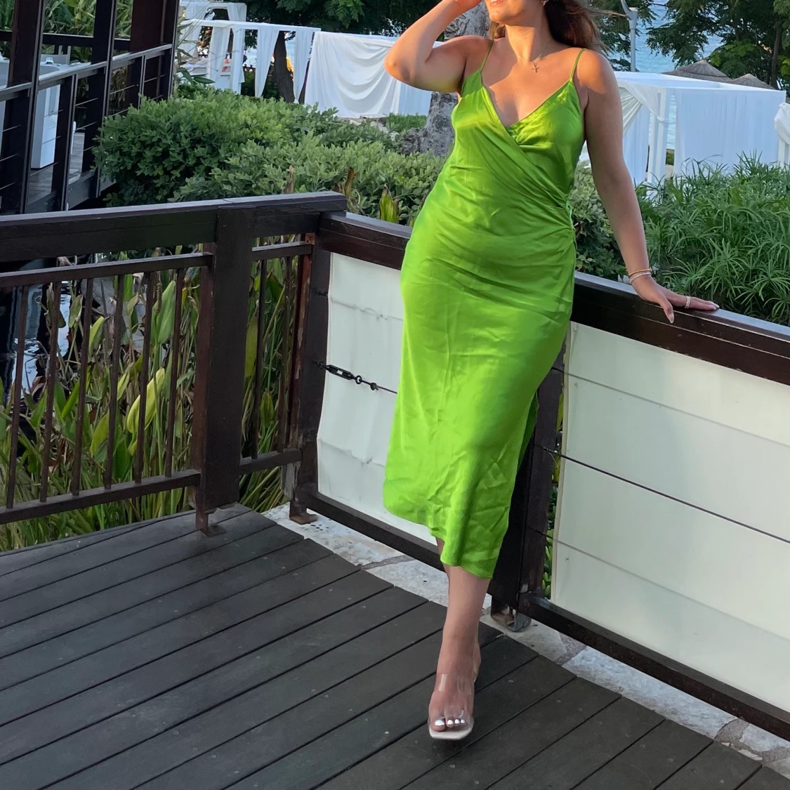 Grön satin klänning 