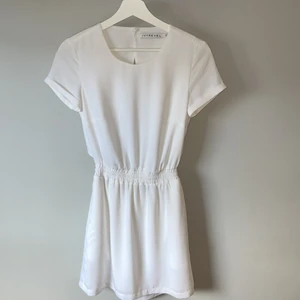 Klänning Ivyrevel - Fin sommarklänning från Ivyrevel. Använd en gång, hittar ingen storlek i men passar mig som har xs-s/34-36.