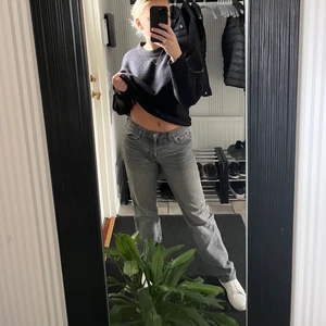 Zara jeans - Säljer dessa populära zara Jenssen i storlek 34. Sparsamt använda! Köp direkt för 600 🖤