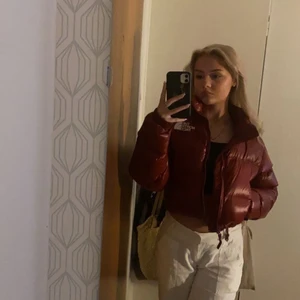 Vinterjacka - Säljer denna såå fina vinröda dunjackan från North face! Original priset ligger på 2543kr. Jag älskar denna jacka speciellt färgen på den men den är inte riktigt min stil. Säljer beroende på hur mycket jag får den såld för☺️ skriv till mig privat för mer information💕
