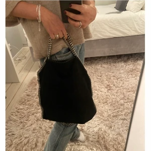 Stella McCartney väska - En svart stella McCartney väska i superbra skick💕💕Den är äkta!  Bredd 37cm Höjd 35cm Djup 7cm