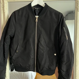 Bomberjacka  - bomber jacka från stradivarius i storlek s 