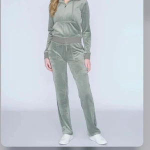 Juicy byxor - Säljer mina älskade juicy couture byxor i färgen Classic Velour Del Ray Pant Chinois Green, dem är i nyskick! Skriv för frågor osv💓