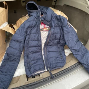 Parajumper jacka ”xs” - Fin parajumper jacka säljes då den är för liten för mig. Skulle säga att den är som en xs i storleken.