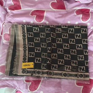 Halsduk  - Detta är en fake märkes halsduk aldrig använda har bara legat i den påsen inte äns testad öppna den precis när jag skulle ta en när bild så är helt ny