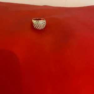 Ring - Fin guld ring Stockholm stil och är snygg passar för de flesta 17kr men priset kan diskuteras frakten är runt 13