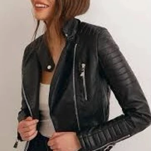 Skinnjacka från chiquellw - Jackan har varit använd under en höst bara för att den inte passade längre den är i nyttskick och köptes för 800kr. Den är i storlek 40 men den sitter bra på en 38 också. Pris kan diskuteras :)