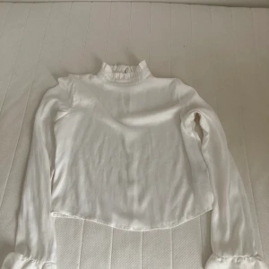 Blus från Nakd i storlek XS - Oanvänd vit blus från Nakd, storlek XS, sitter som en XS/S. Kom med bud 