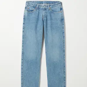 Säljer dessa ursnygga jeans från Weekday som är endast använda 2 gånger. De är i den populära färgen Harper Blue och är helt slut på hemsidan!💓 De är i storlek 29 i midja och 34 i längd och går ner till golvet på mig som är 174 cm!