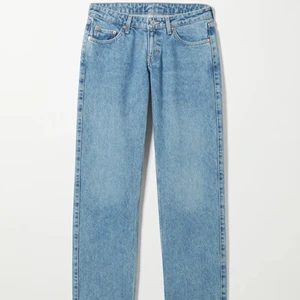 Arow Low Straight Jeans - Säljer dessa ursnygga jeans från Weekday som är endast använda 2 gånger. De är i den populära färgen Harper Blue och är helt slut på hemsidan!💓 De är i storlek 29 i midja och 34 i längd och går ner till golvet på mig som är 174 cm!