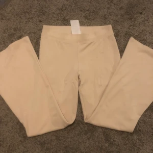 Utsvängda byxor beiga ginatricot - Beige utsvängda byxor köpt från Gina tricoat för 249kr men säljer för 150kr. Använt ett par gånger men sluta eftersom är alldeles för korta för mig (är 165 cm). de är i storlek M passar till och med stora lår eller mindre samt är de tajta💓