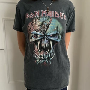 Tröja med döskalle tryck  - Tröja med döskalle, bra skick.