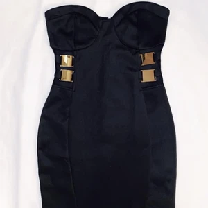 Snygg klänning Strl S  - Jätte snygg festklänning i svart med guldiga detaljer. Bara använd en gång. 