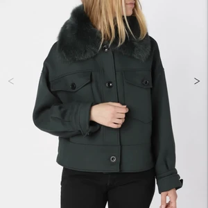 Meotine dam jacka  - Jackan är i nytt skick (fler bilder skickas privat), använt 2-3 gånger därav kan jag inte byta färg på den. Antigen vill jag byta den mot en annan färg, skulle även gå att köpa den (pris diskuteras)