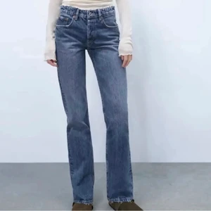 Zara jeans midrise 34 - Hej! Säljer dessa zara byxor. De är mid rise men kan användas som lowrise också. Passar någon som är cirka 170 eller kortare ❤️ skriv ifall du vill ha fler bilder eller mått. Köpare står för frakt 