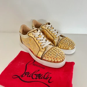 Loubotin sneakers - I princip oanvända skor från Louboutin i strl 37, kommer med dustbag - skriv om ni har frågor eller vill ha fler bilder ⭐️