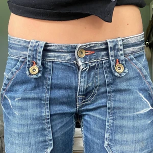 Lågmidjade jeans - Lågmidjade jeans från fornarina med lite bootcut!  Har två hål på rumpan men de är väldigt små och man tänker inte på dem ( se    andra bilden) och ett hål på knät. Passar mig som är 172 och har ca storlek 36. Kontakta mig för fler bilder🥰