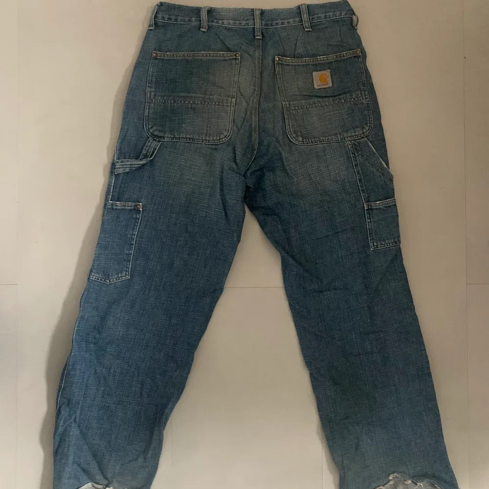 Jätte snygga carhartt jeans, i bra skick med bara lite defekter längst ner på benöppningen. Postar eller möta upp i centrala stockholm. Jeans & Byxor.