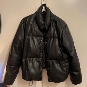Jacka i skinn - Jättefin dunjacka i skinn i väldigt bra skick!  Använd endast fåtal gånger ☺️ storlek L men passar mig som ”oversize” som normalt är en S!! Säljer pga rensning av garderob. Pris kan diskuteras 🙂