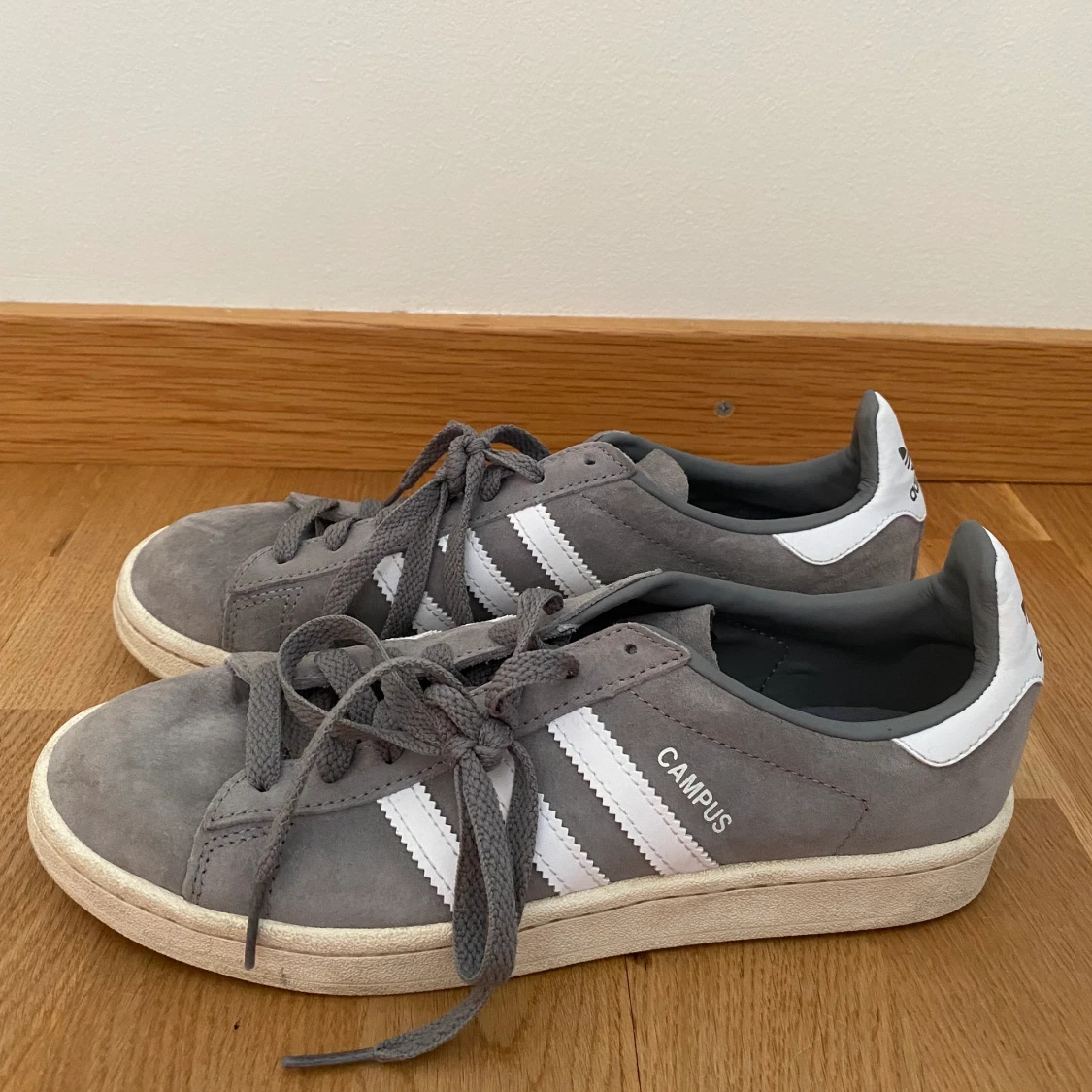 Grå addidas skor - 90
