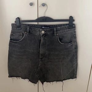 Svart jeans kjol - Svart jeanskjol från zara, bra skick och knappt använd. Säljer pågrund av att jag inte använder den. 