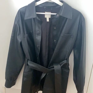 Skin kappa - En skin kappa från H&M som man kan knyta i midjan. Perfekt nu till höst. En liten färg rand på ryggen men syns knappt. Säljer pågrund av att jag inte använder den. 🖤