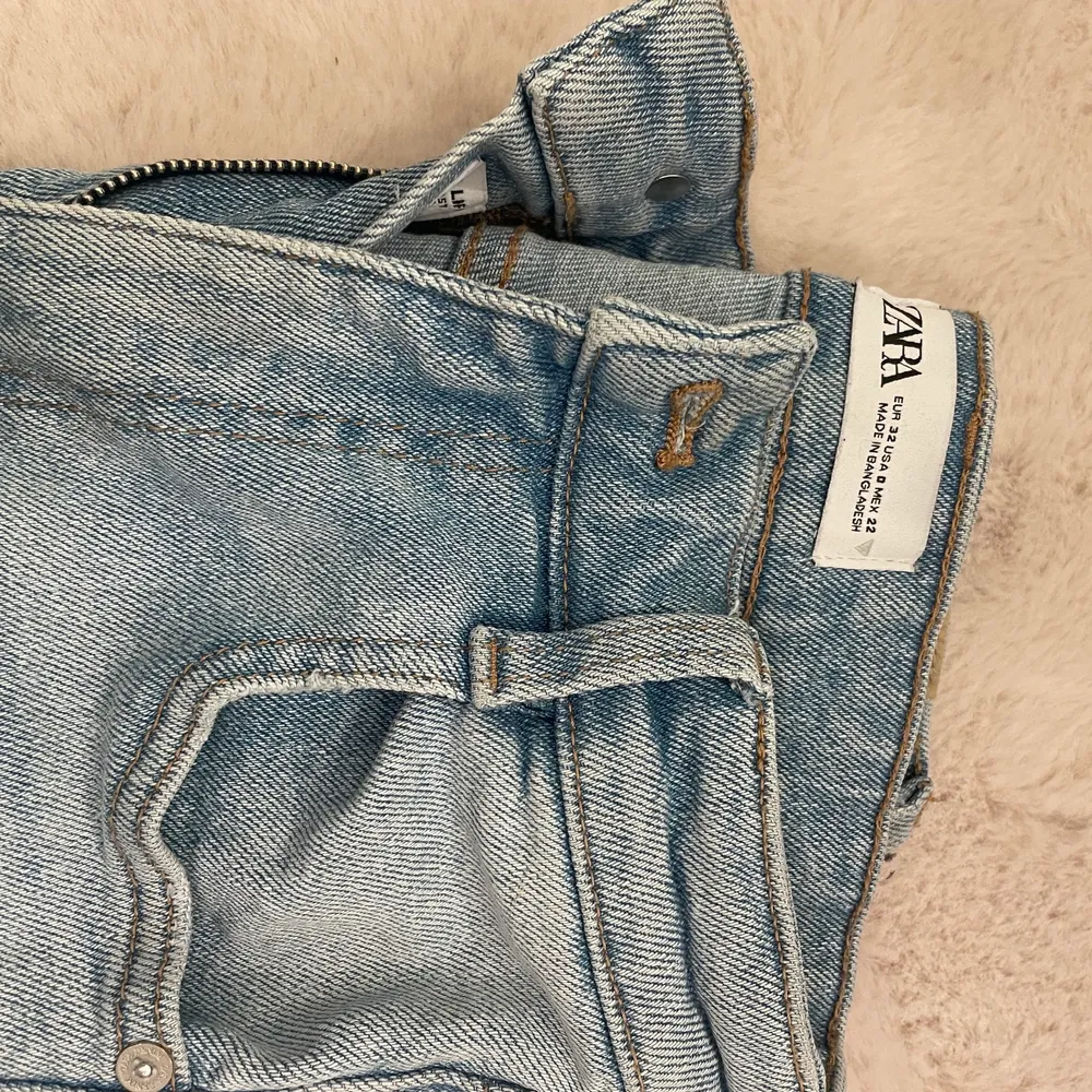 ZARA jeans stl 32🤍   Är 161 cm. Jeans & Byxor.