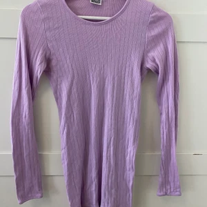 Lila topp💜 - Lila långärmad från Mads Nørgaard! Sparsamt använd. Är i Onesize men passar mig som har S/M och är 175cm lång💜🦋