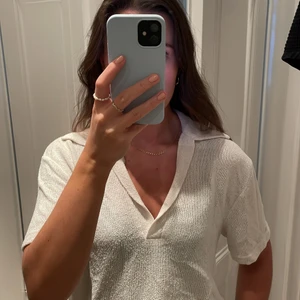 Vit topp med krage - Vit topp med krage från H&M i storlek S.