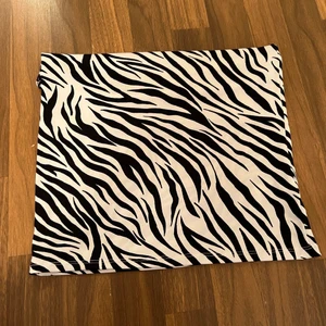 Topp  - Säljer denna crop topen. Använt fåtal gånger💘 kan fraktas samt mötas upp🫶🏼