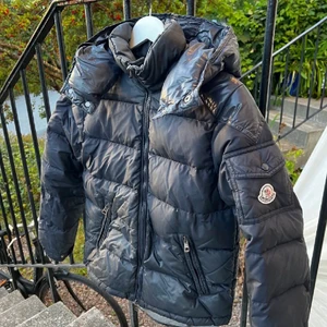 Moncler jacka - Jättesnygg dunjacka från Moncler med glansdetaljer, perfekt nu inför höst/vinter. Jackan är i barnstorlek men passar en XS. Självklart äkta, bra skick men har några defekter: sliten på höger arm samt litet hål och dragkedjelöpare utbytt❤️❤️