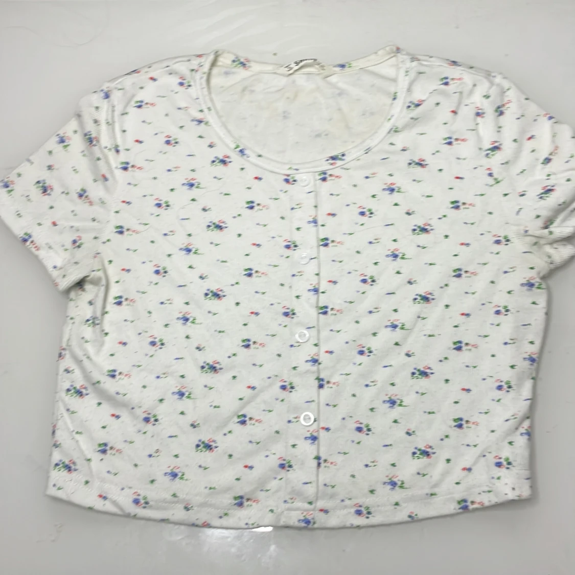 Blommig kortärmad tröja med knappar