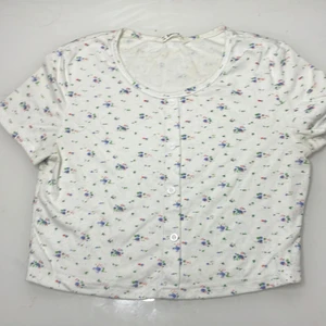Blommig kortärmad tröja med knappar - Denna tröja är från Shein och är nästintill oanvänd. Materialet är tunt och den är i storlek xs/152
