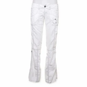 Esprit cargobyxor Edc by Esprit play pants - Skitsnygga cargopants i vintage från Esprit. Köpta på Sellpy men var för stora i midjan på mig🫶🏽🤌🏽🥲 LÅGMIDJADE midjemått ca 80, innerben ca 82