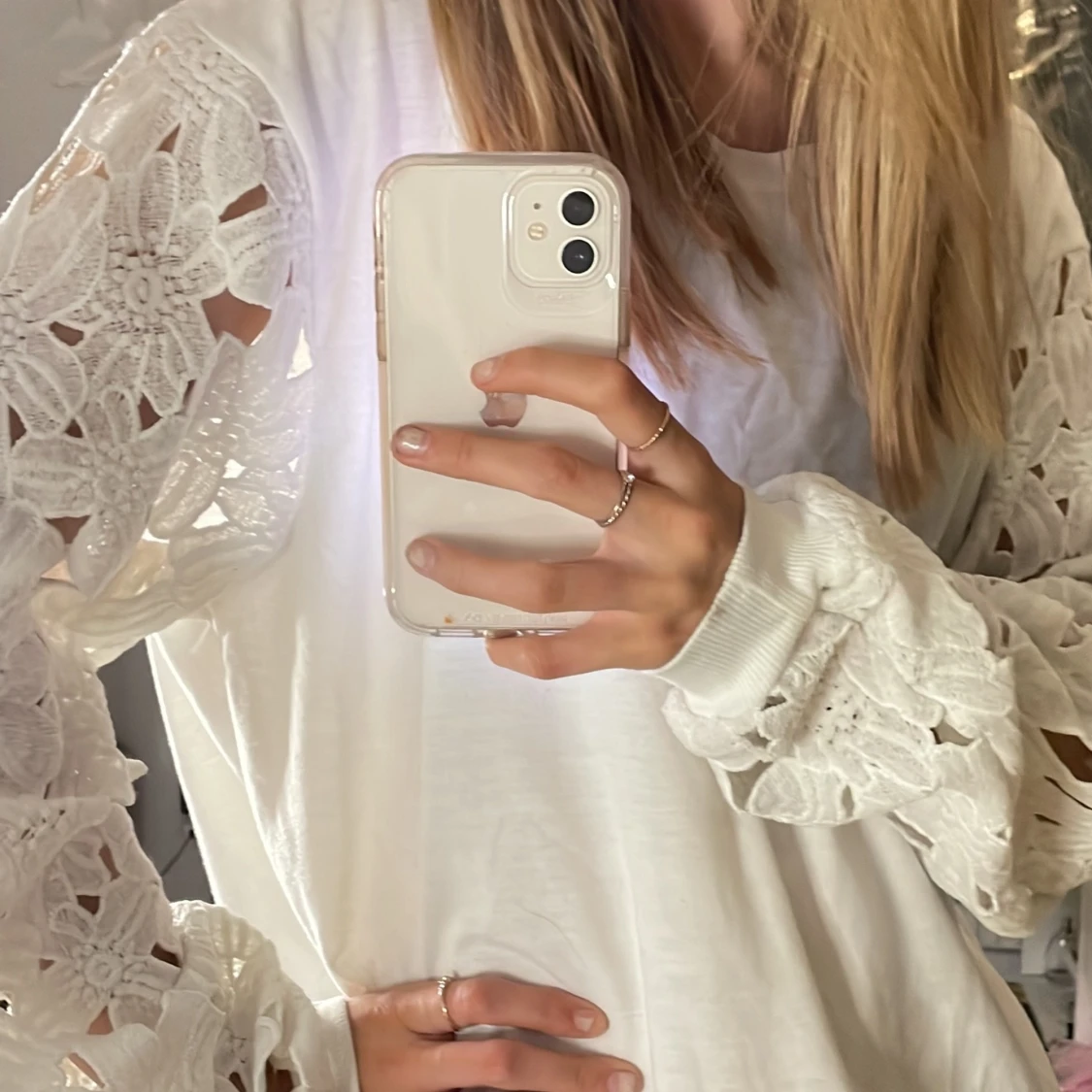 Långärmad tröja med blommiga ärmar - 91