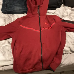 Nike - Säljer Nike kofta eftersom den e för liten på mig. Priset kan diskuteras