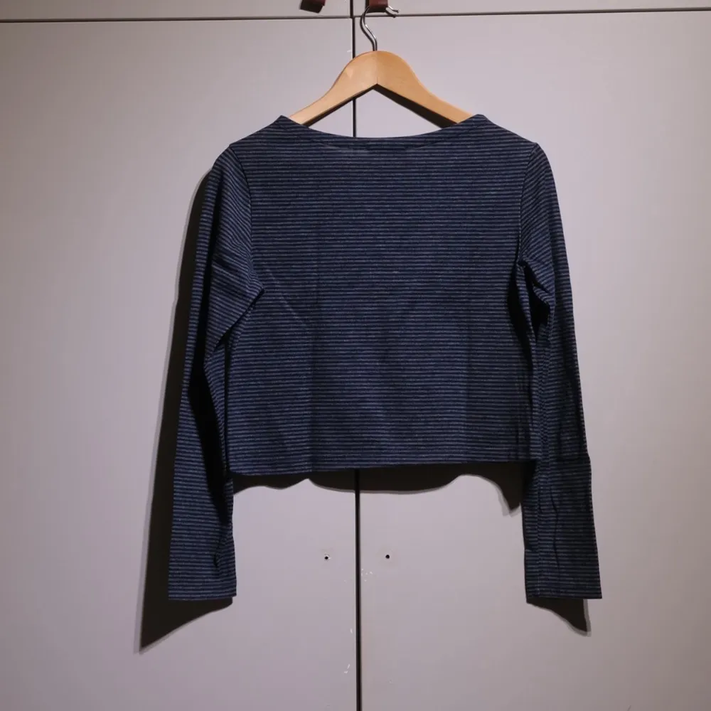 Long-sleeved top crop, bought from a local sustainable Italian brand. Blue with a light horizontal stripe, in perfect condition. . T-shirts.
