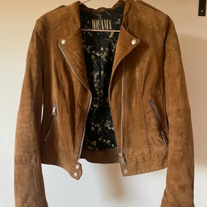 Jofama Jacka i brun mocka  - JOFAMA jacka i brun mocka. I jätte fint skick. Finns en litet fläck prickar under armhålan se bild. Inget som syns med den på. Skickar med skicka lätt postnord spårbar. 