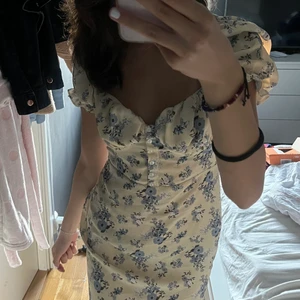Gul och blommig klänning från Boho - Kort tunn somrig klänning 