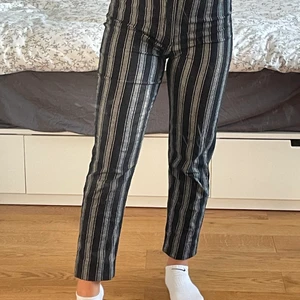 Brandy Melville “Tilden” byxor - Supersöta Brandy Melville randiga byxor, 100% bomull, hög midja, och är lite långa på mig (jag är 158 cm lång). Knappt använd och i bra skick! Jag kan frakta eller träffas var som helst i Stockholm/Lidingöområdet.